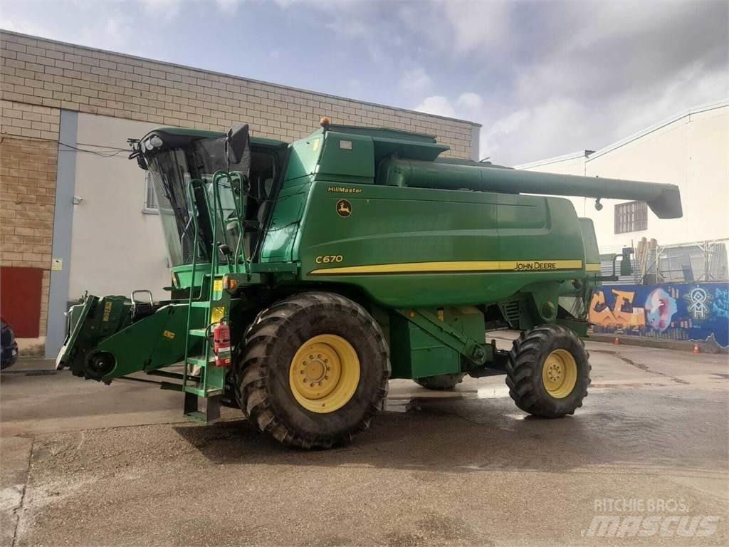 John Deere C670 Skurtreskere