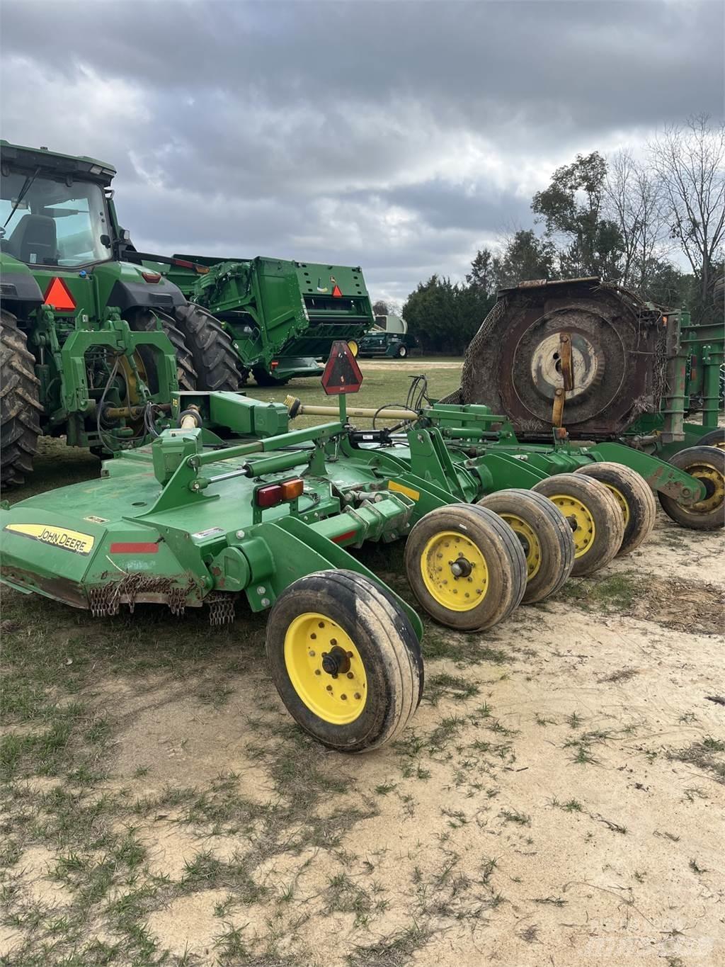 John Deere R15 Rundballerivere, -kuttere og -utpakkere