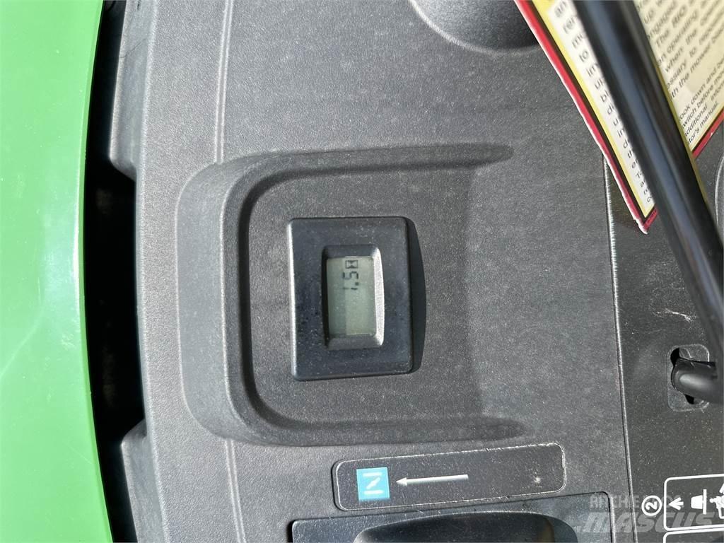 John Deere S220 Sitteklippere