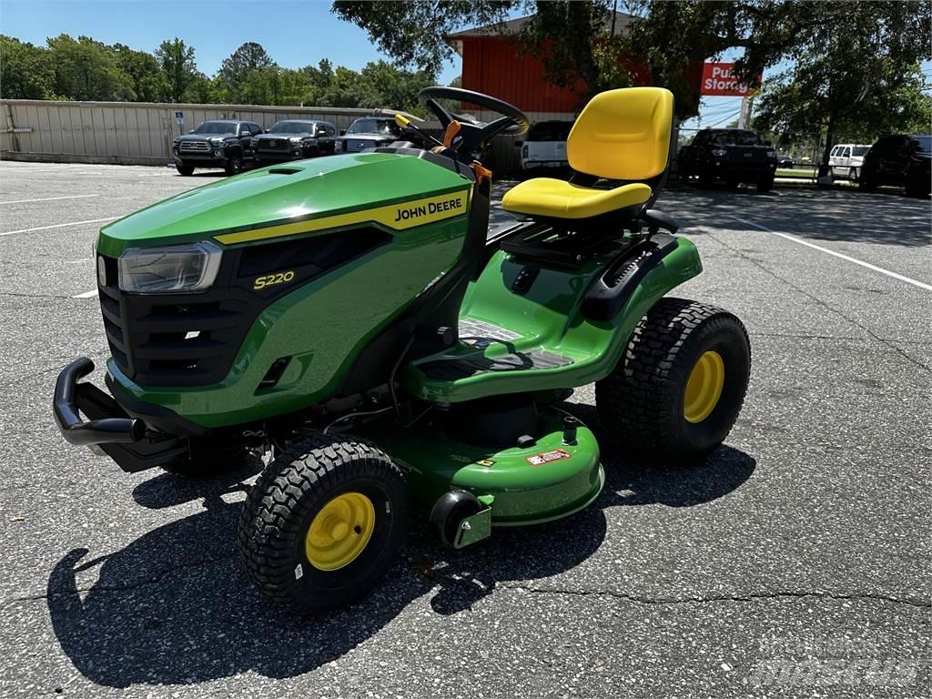 John Deere S220 Sitteklippere