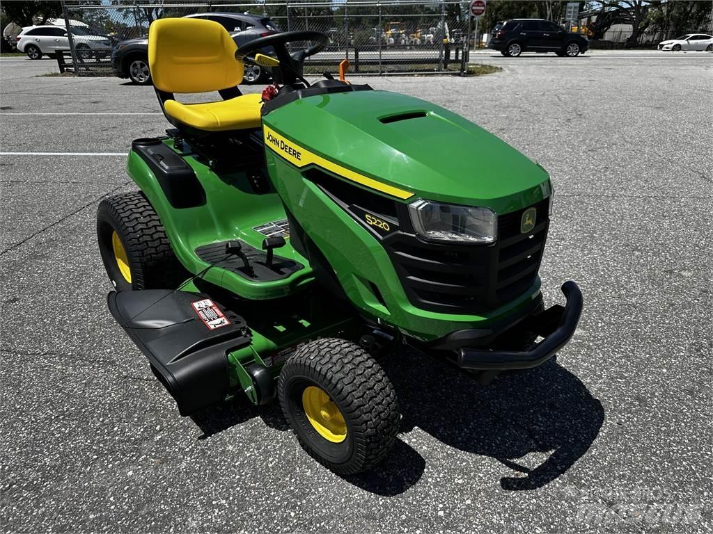 John Deere S220 Sitteklippere