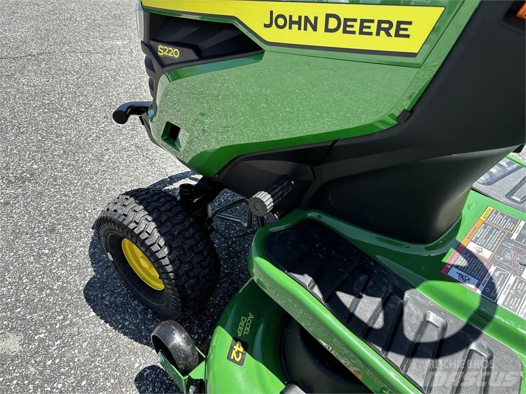 John Deere S220 Sitteklippere