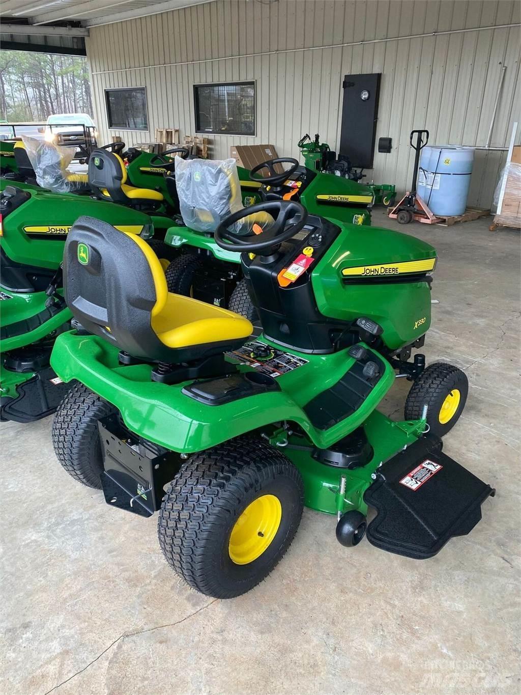 John Deere X330 Kompakttraktorer