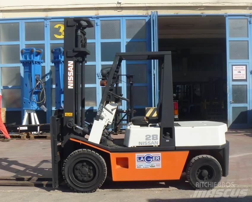 Nissan EGH02 Diesel Trucker