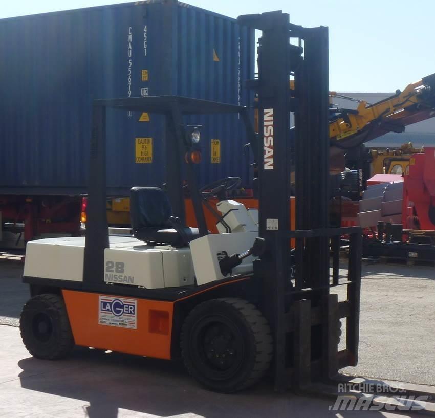 Nissan EGH02 Diesel Trucker