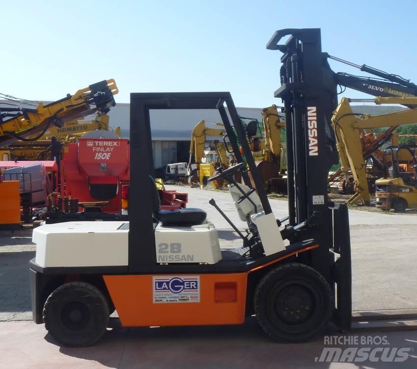 Nissan EGH02 Diesel Trucker
