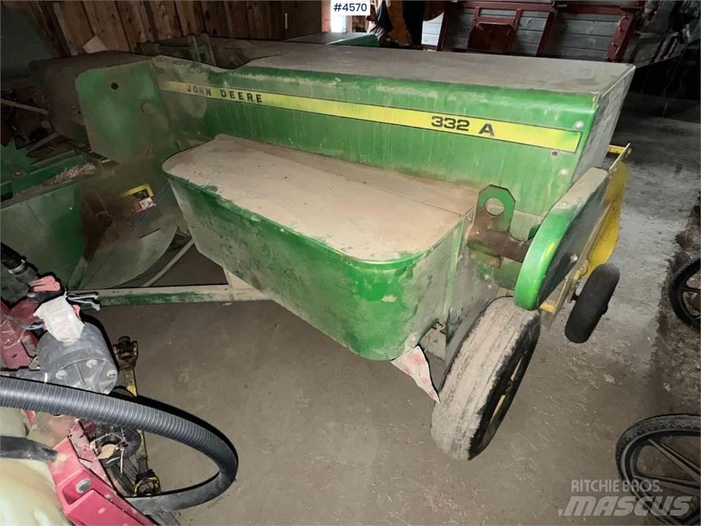John Deere 332 A Andre gressmaskiner
