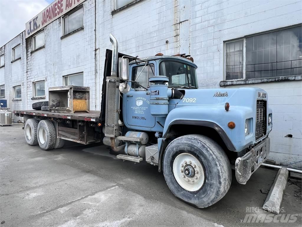 Mack RD690S Redskapsbærere