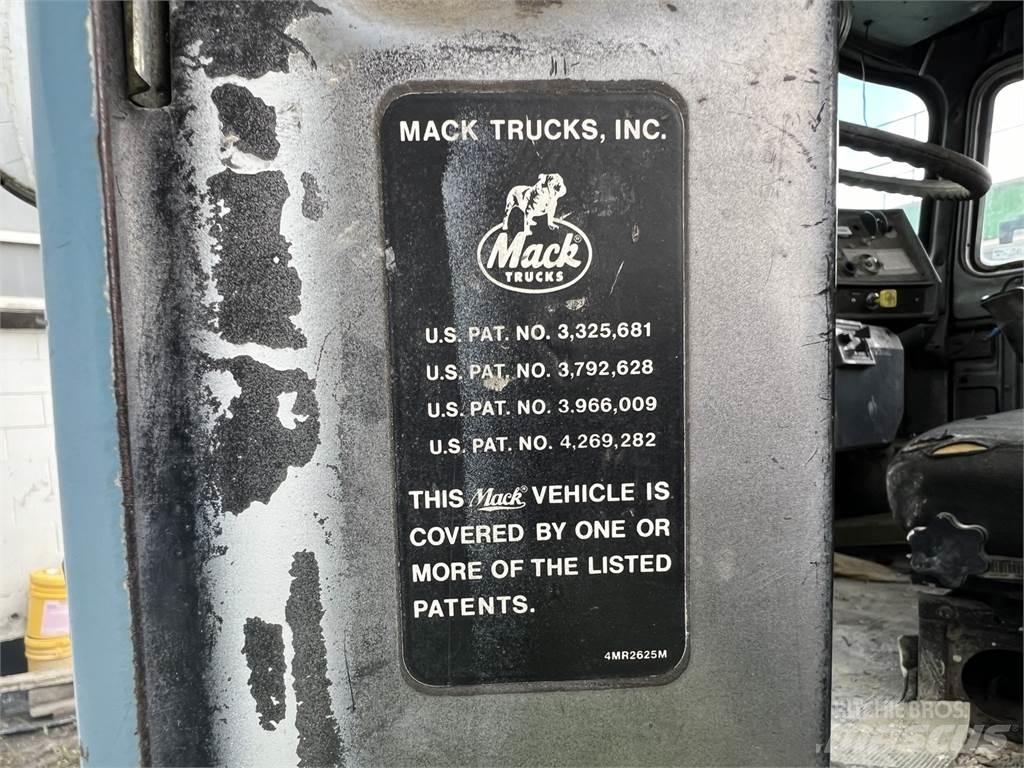 Mack RD690S Redskapsbærere
