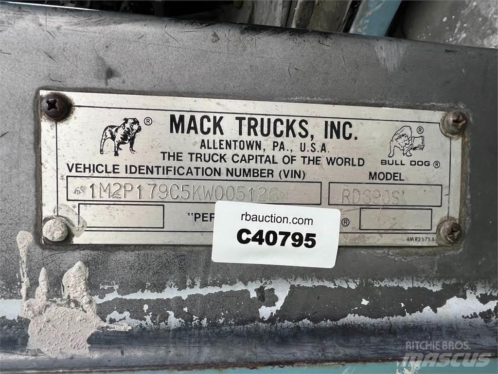 Mack RD690S Redskapsbærere