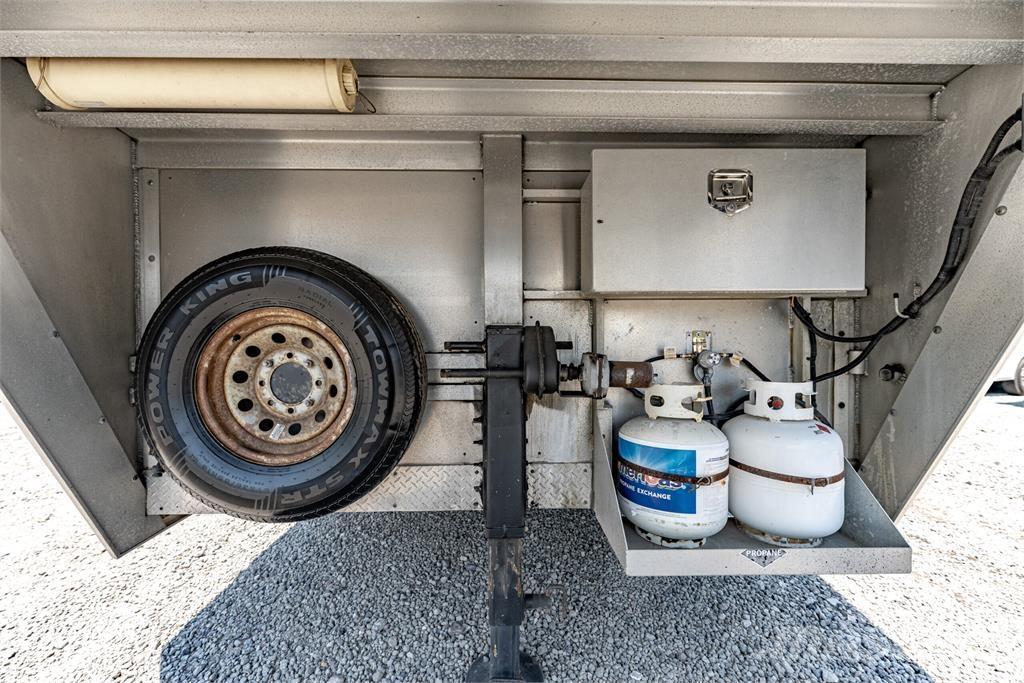 Merhow 3HLQ Dyretransport semi-trailer