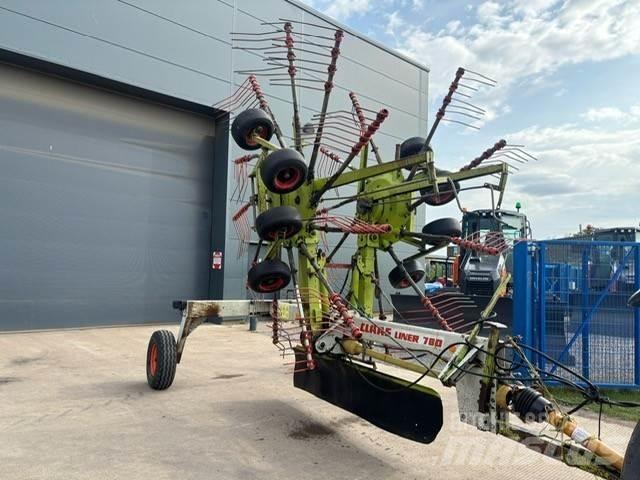 CLAAS Liner 780 Raker og høyvendere