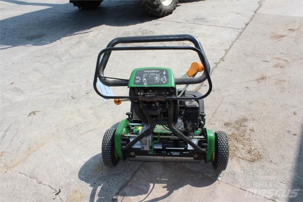 John Deere 220B Gå-bak gressklippere