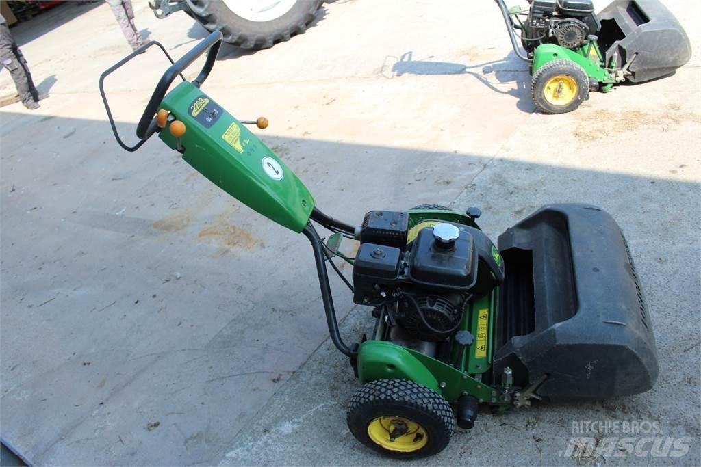 John Deere 220B Gå-bak gressklippere