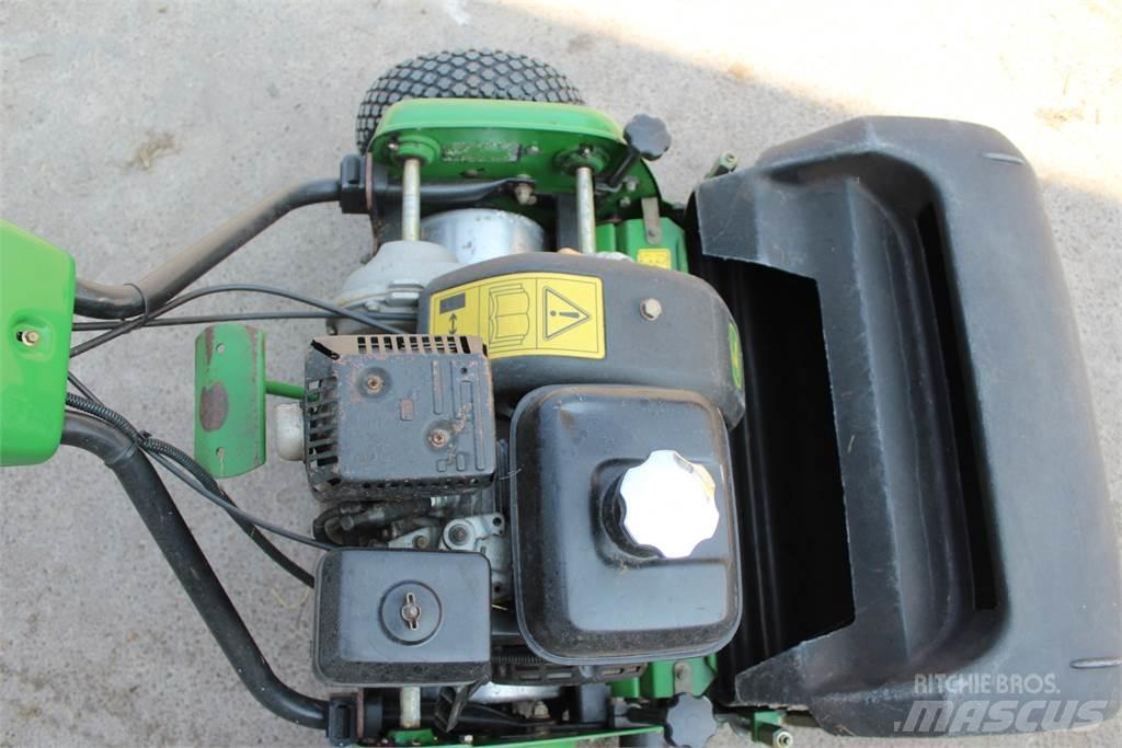 John Deere 220B Gå-bak gressklippere
