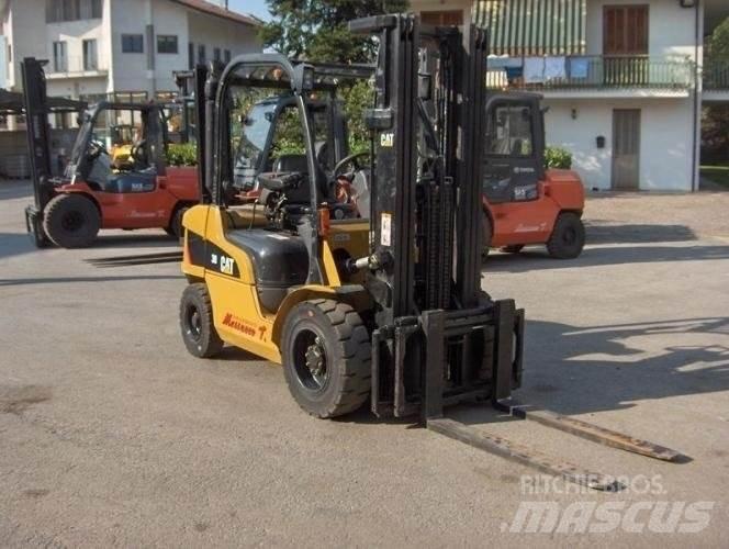 CAT DP30N Diesel Trucker