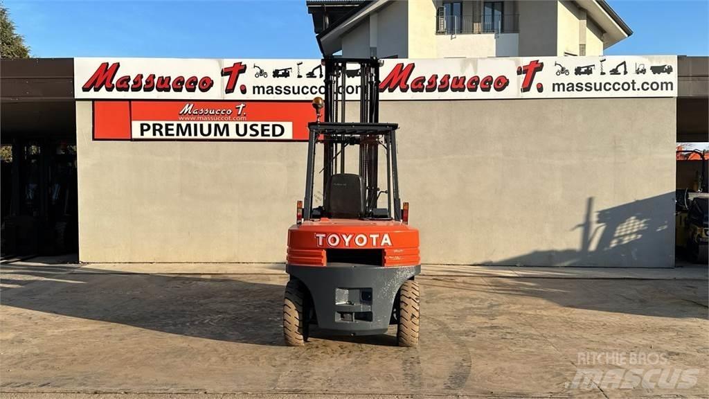 Toyota 02-5FD40 Diesel Trucker
