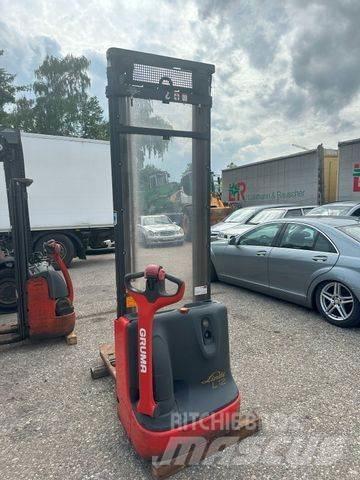 Linde L12 Høytløftende plukketruck