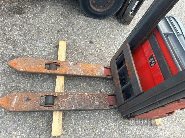 Linde L12 Høytløftende plukketruck