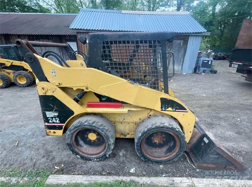 CAT 242 Kompaktlastere