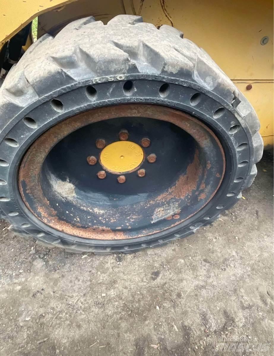 CAT 242 Kompaktlastere