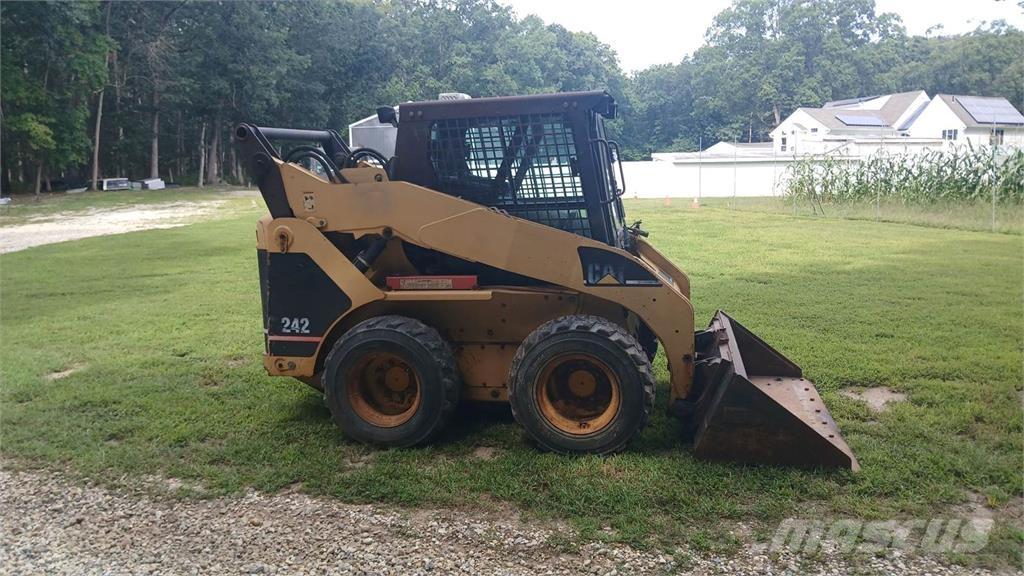 CAT 242 Kompaktlastere