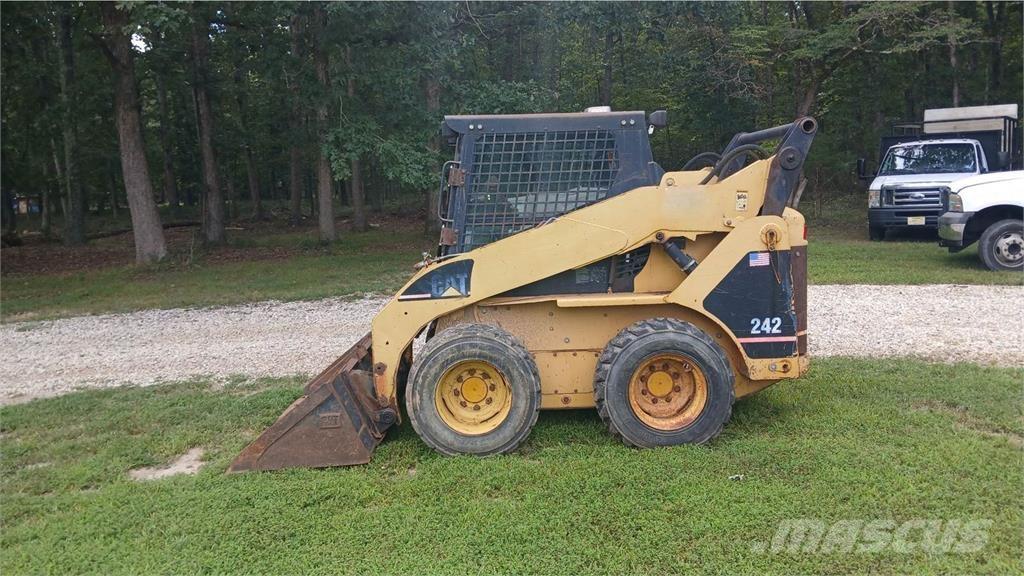 CAT 242 Kompaktlastere