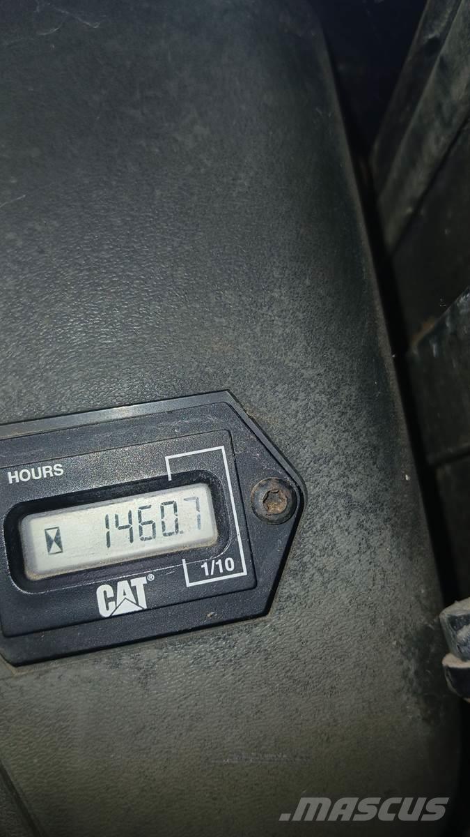 CAT 242 Kompaktlastere