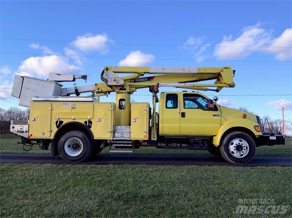 Ford F-750 Bilmontert lift