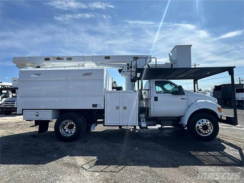Ford F-750 Bilmontert lift