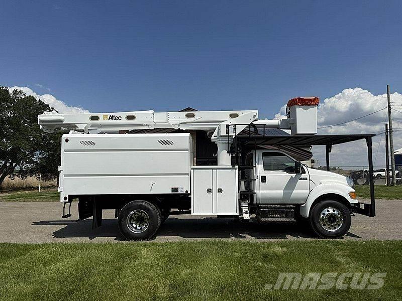 Ford F-750 Bilmontert lift