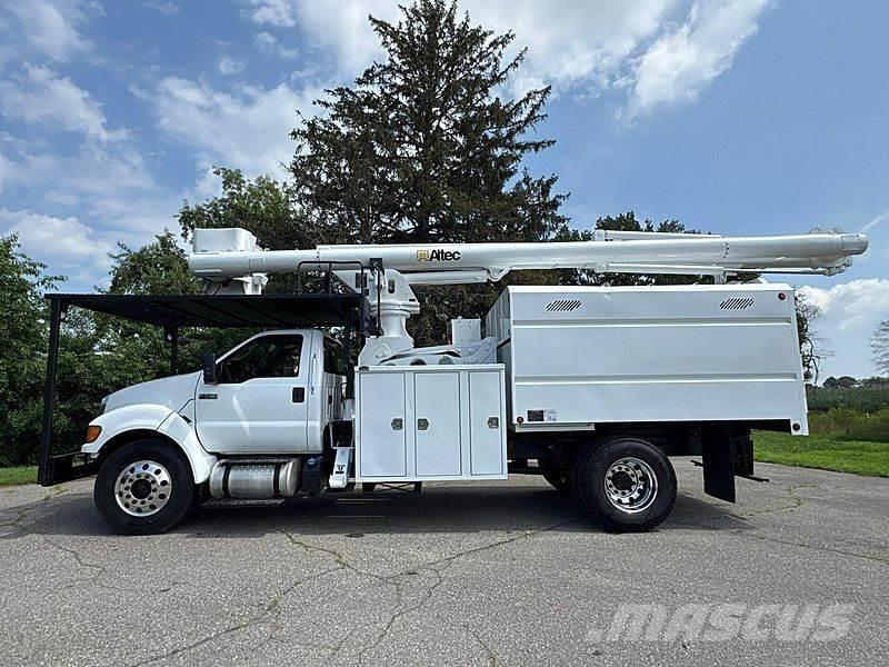 Ford F-750 Bilmontert lift