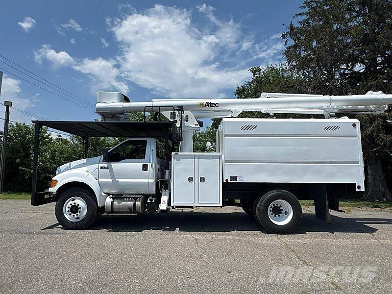 Ford F-750 Bilmontert lift