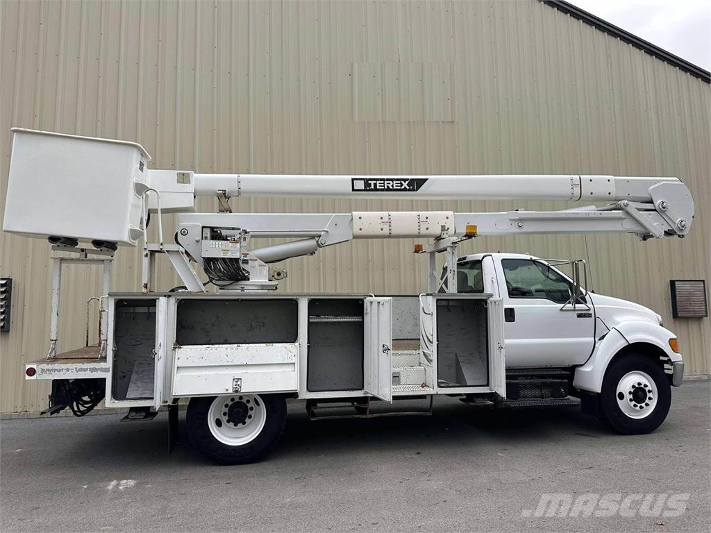 Ford F-750 Bilmontert lift