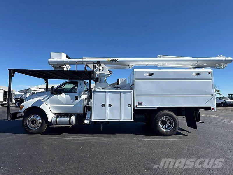 Ford F-750 Bilmontert lift
