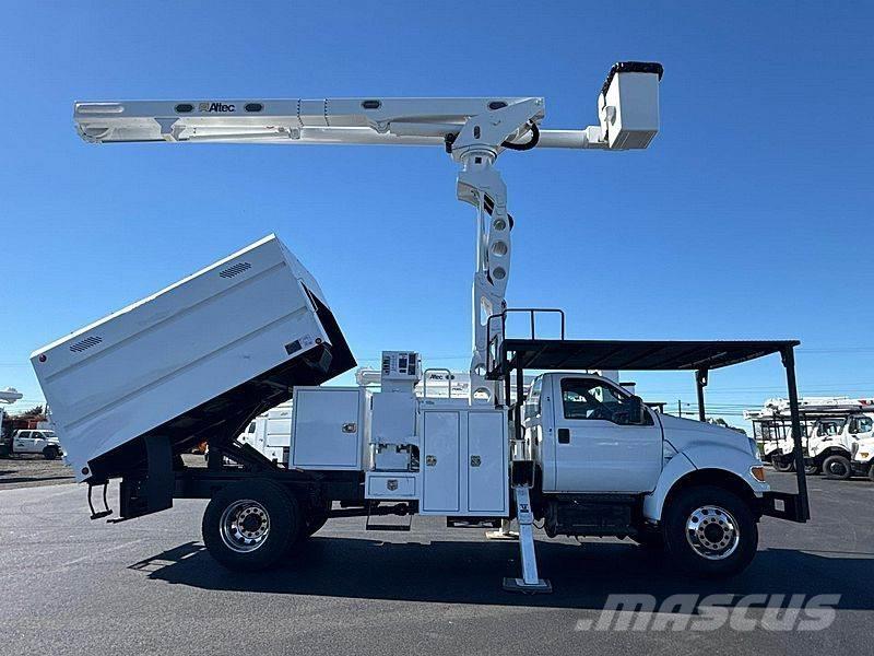 Ford F-750 Bilmontert lift