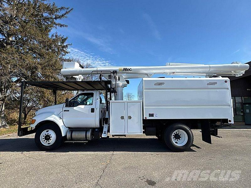 Ford F-750 Bilmontert lift