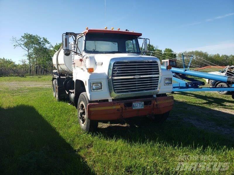 Ford L8000 Tankbiler