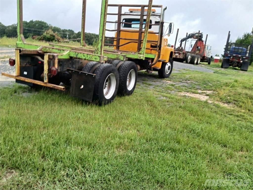 Ford L8000 Tømmerbiler
