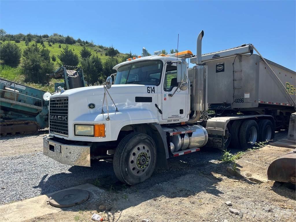 Mack CL733 Andre lastebiler
