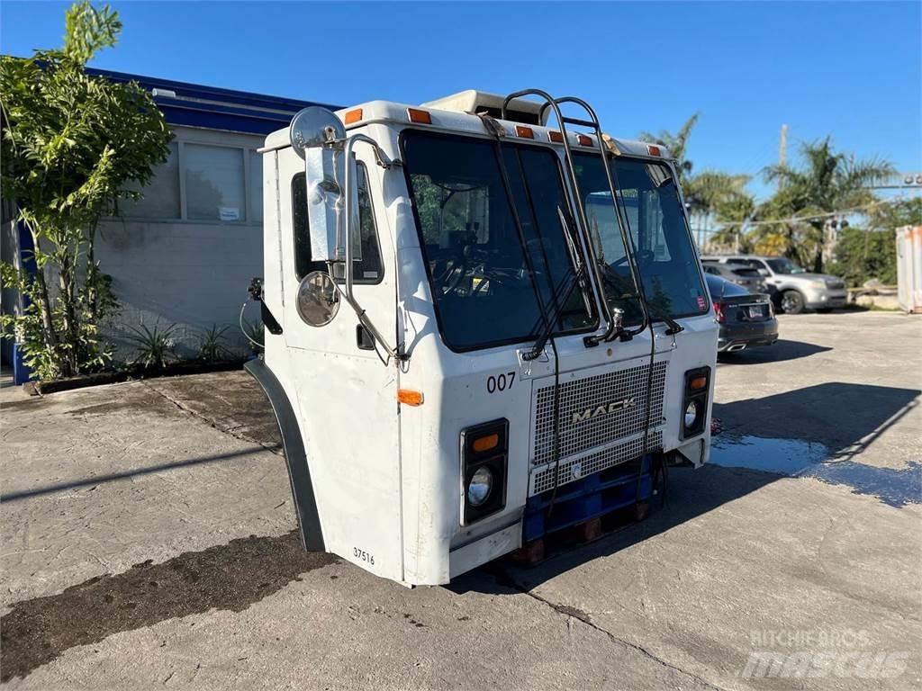 Mack LE613 Transport - Annet