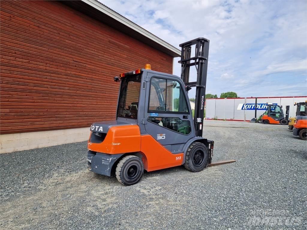 Toyota 02-8FDF30 Diesel Trucker