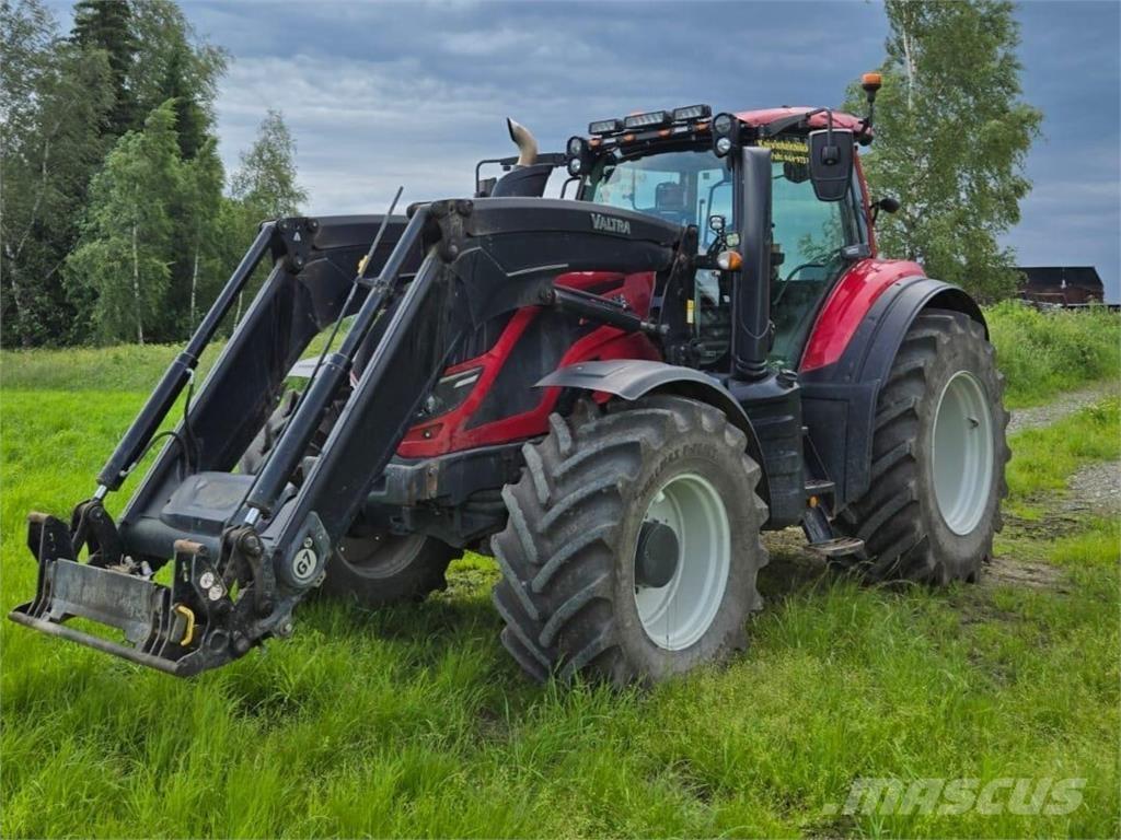 Valtra T144 Versu Traktorer