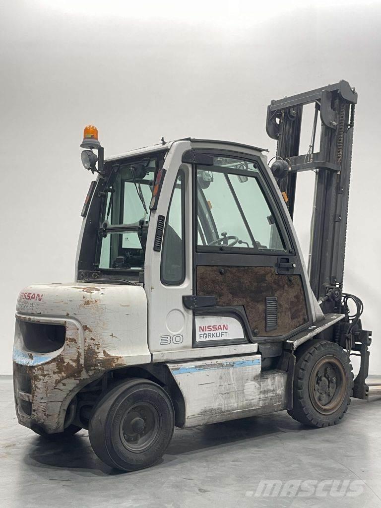 Nissan YG1D2A300 Diesel Trucker