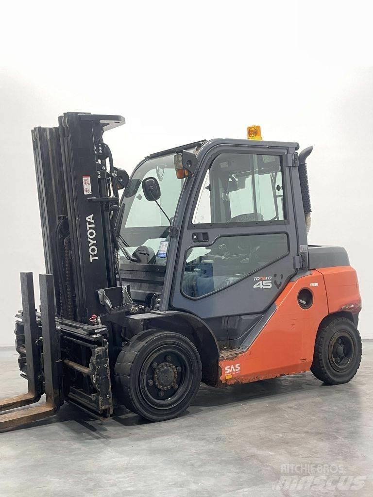 Toyota 40-8FD40N Diesel Trucker