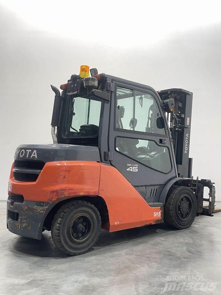 Toyota 40-8FD40N Diesel Trucker