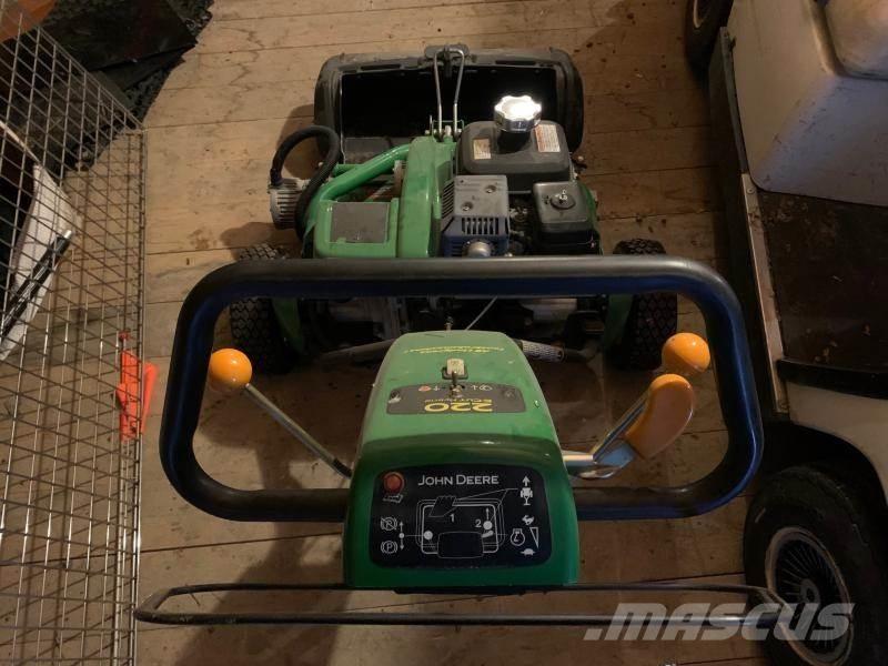 John Deere 220 Sitteklippere