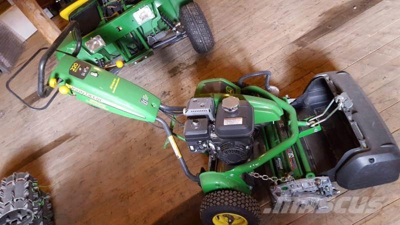 John Deere 220 Sitteklippere