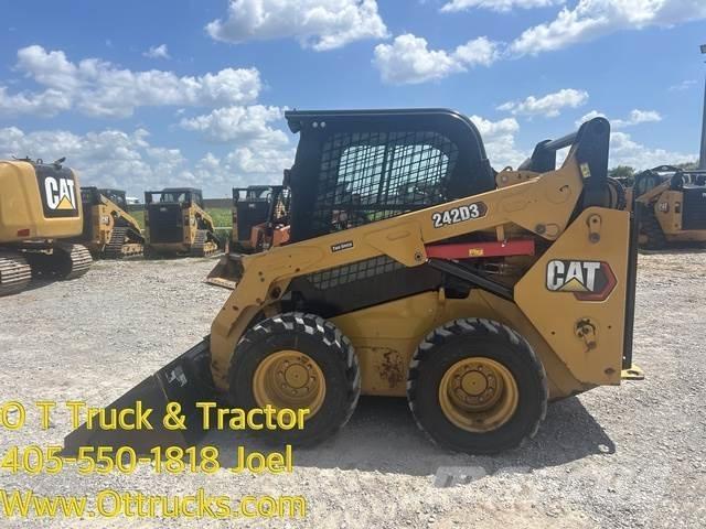 CAT 242D3 Dekk, hjul og felger