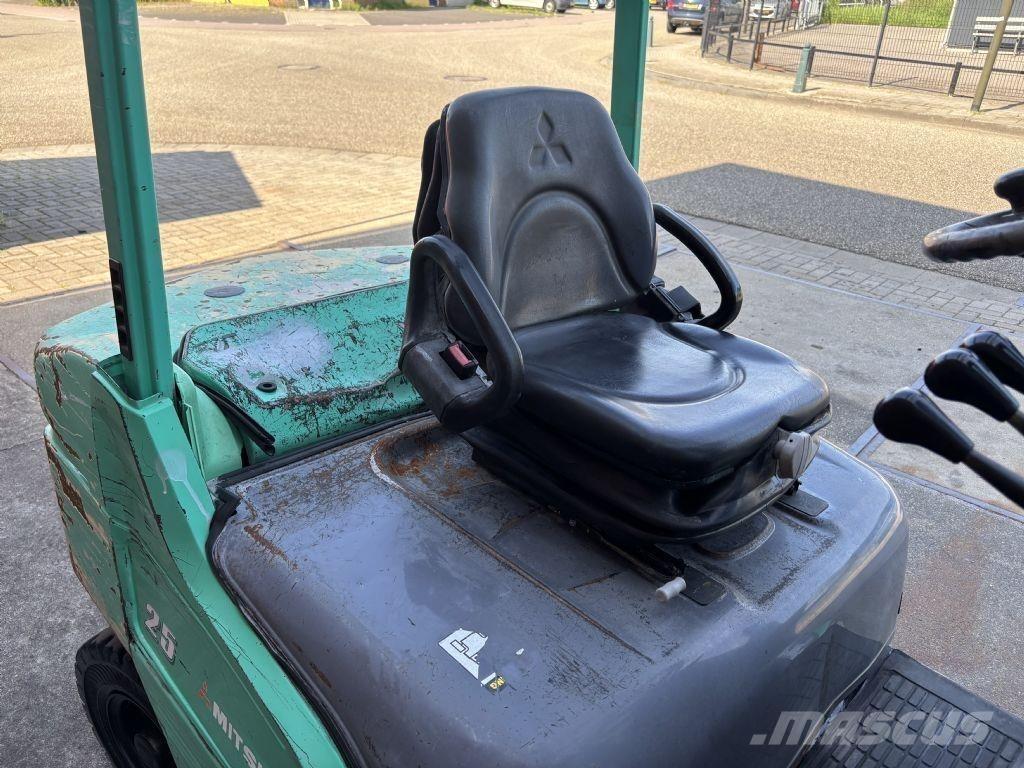 Mitsubishi FD25N Diesel Trucker